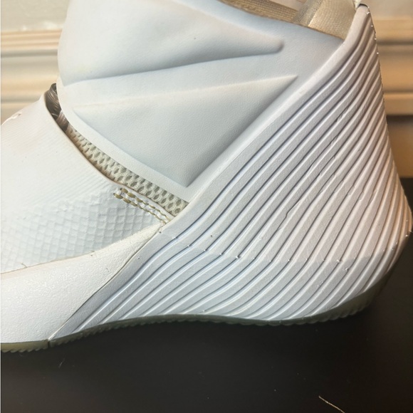Nike Jordan Why Not Zer0.1 Triple White Athletic Shoes Size 6.5 Youth / 8 Womens - Picture 7 of 16